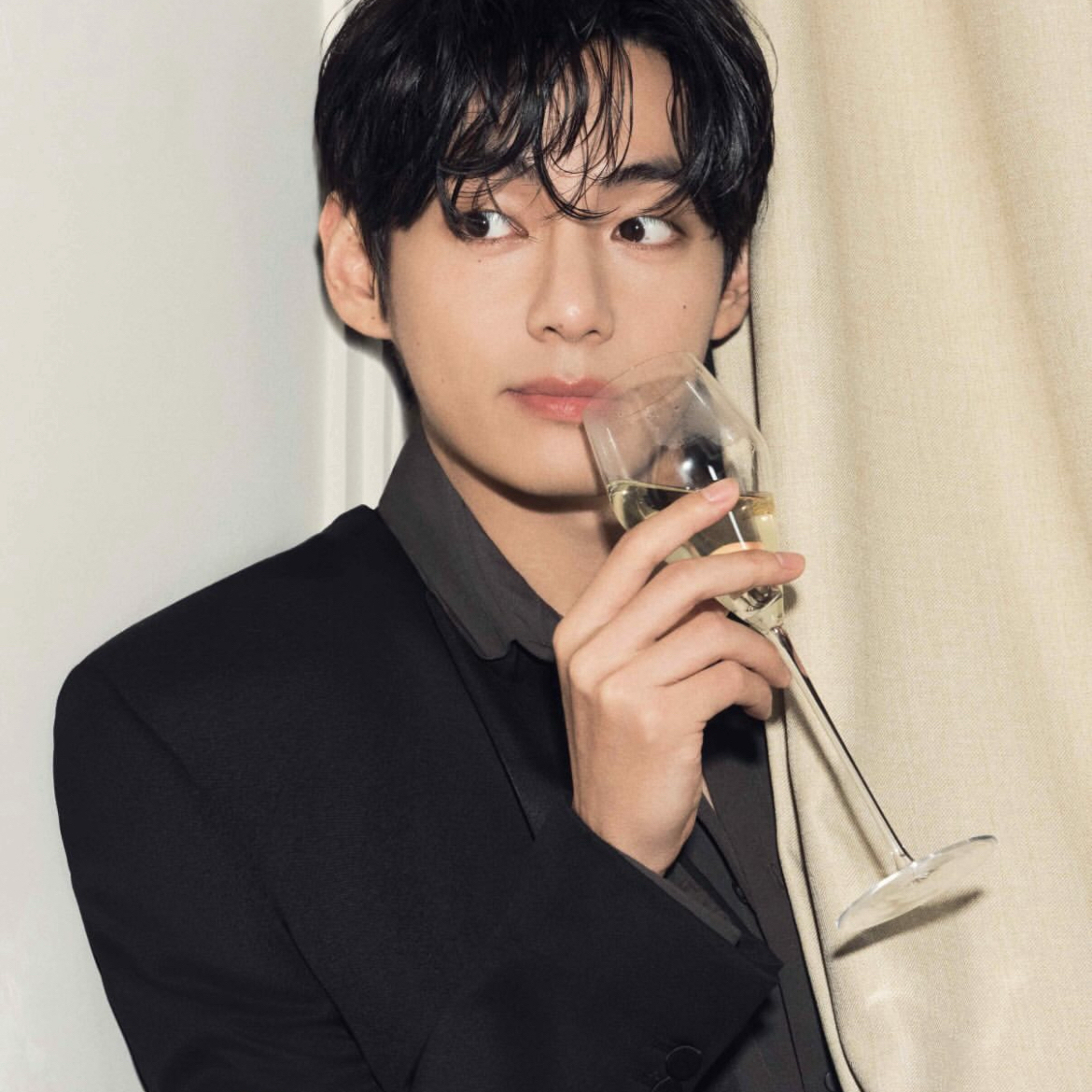 뷔 (방탄소년단)의 최신 사진