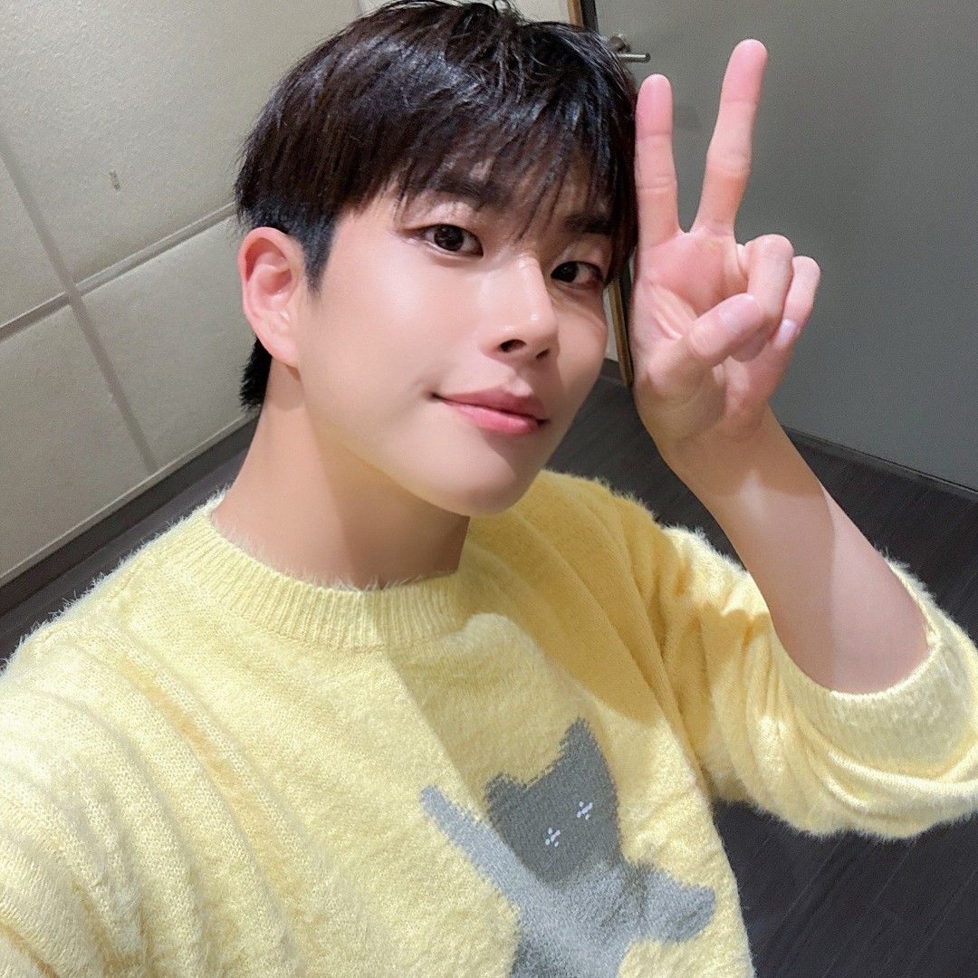 A moment captured by MJ (ASTRO)'s fan