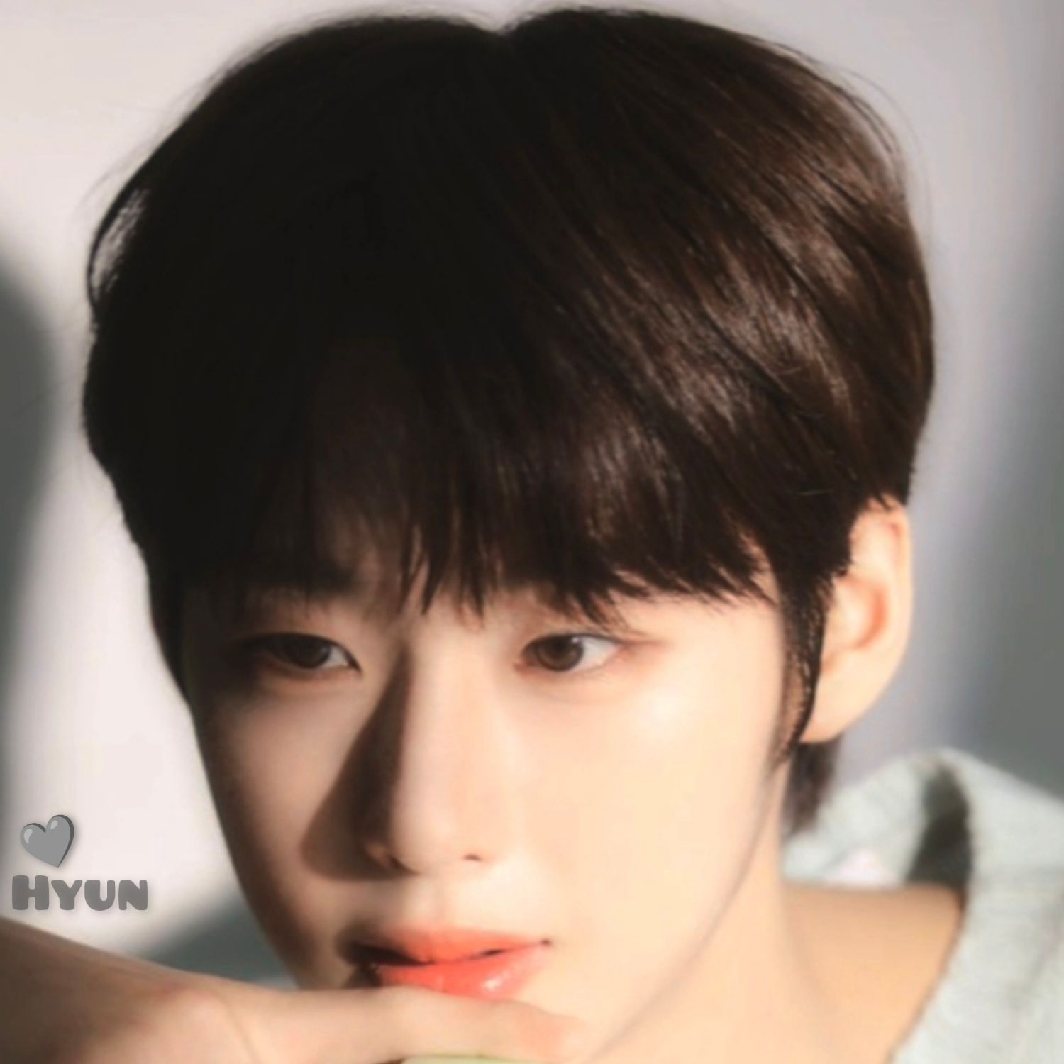 A moment captured by Hyun's fan