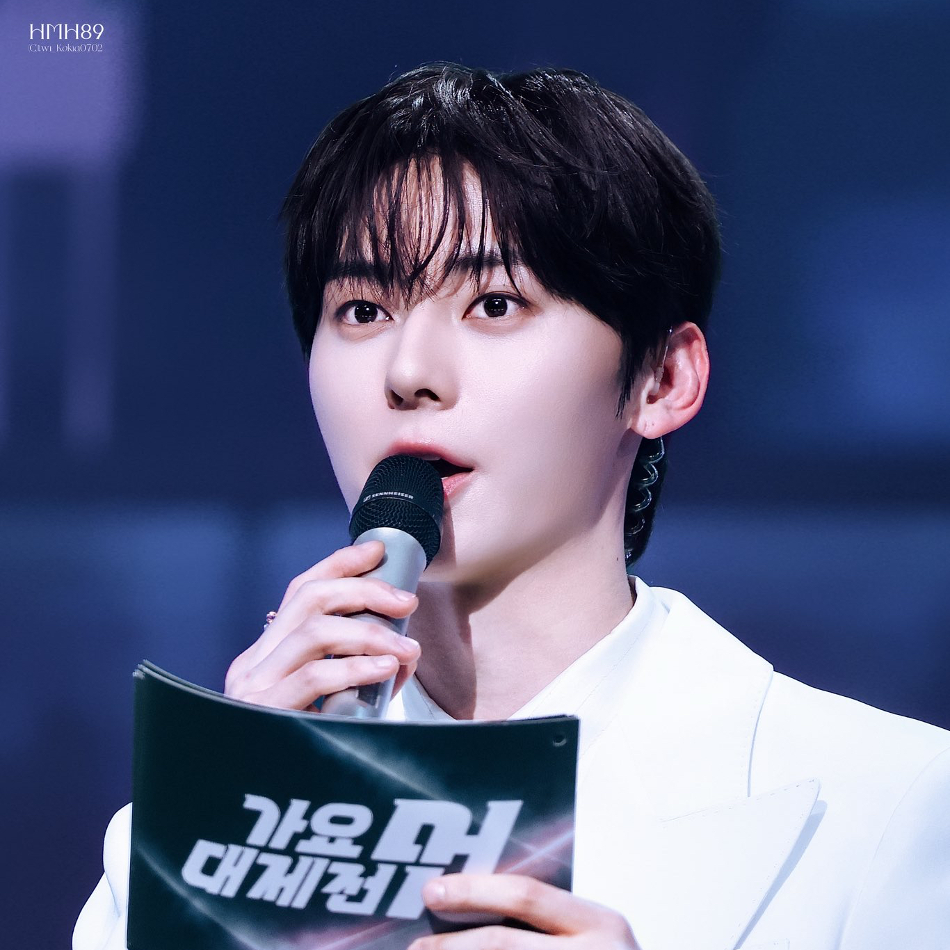 A moment captured by Hwang Minhyun's fan
