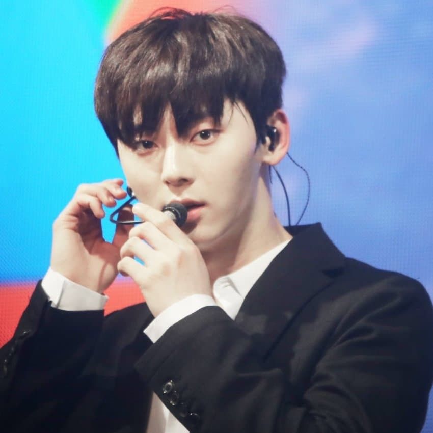 A moment captured by Hwang Minhyun's fan