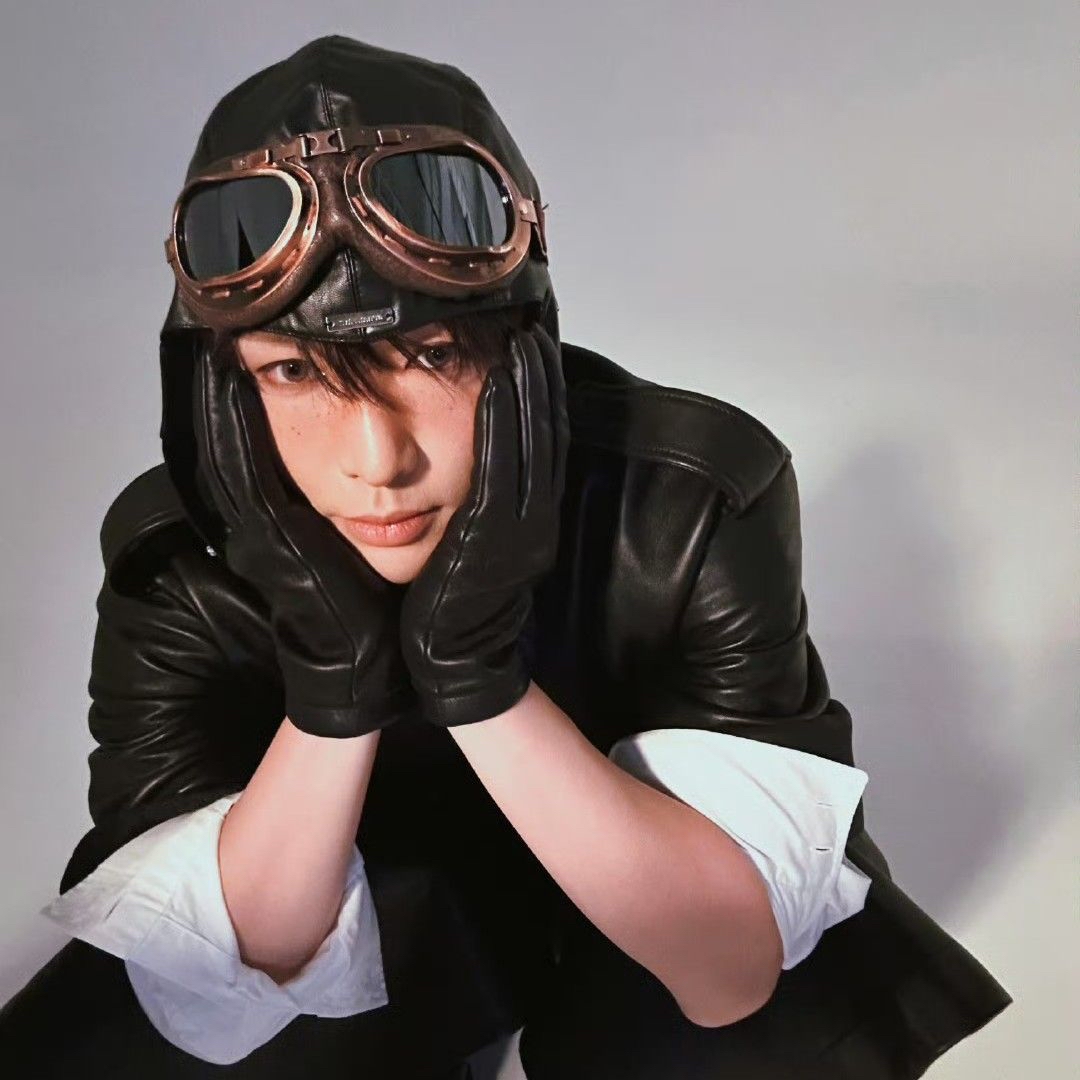 Behind-the-scenes cut of Lay (EXO)