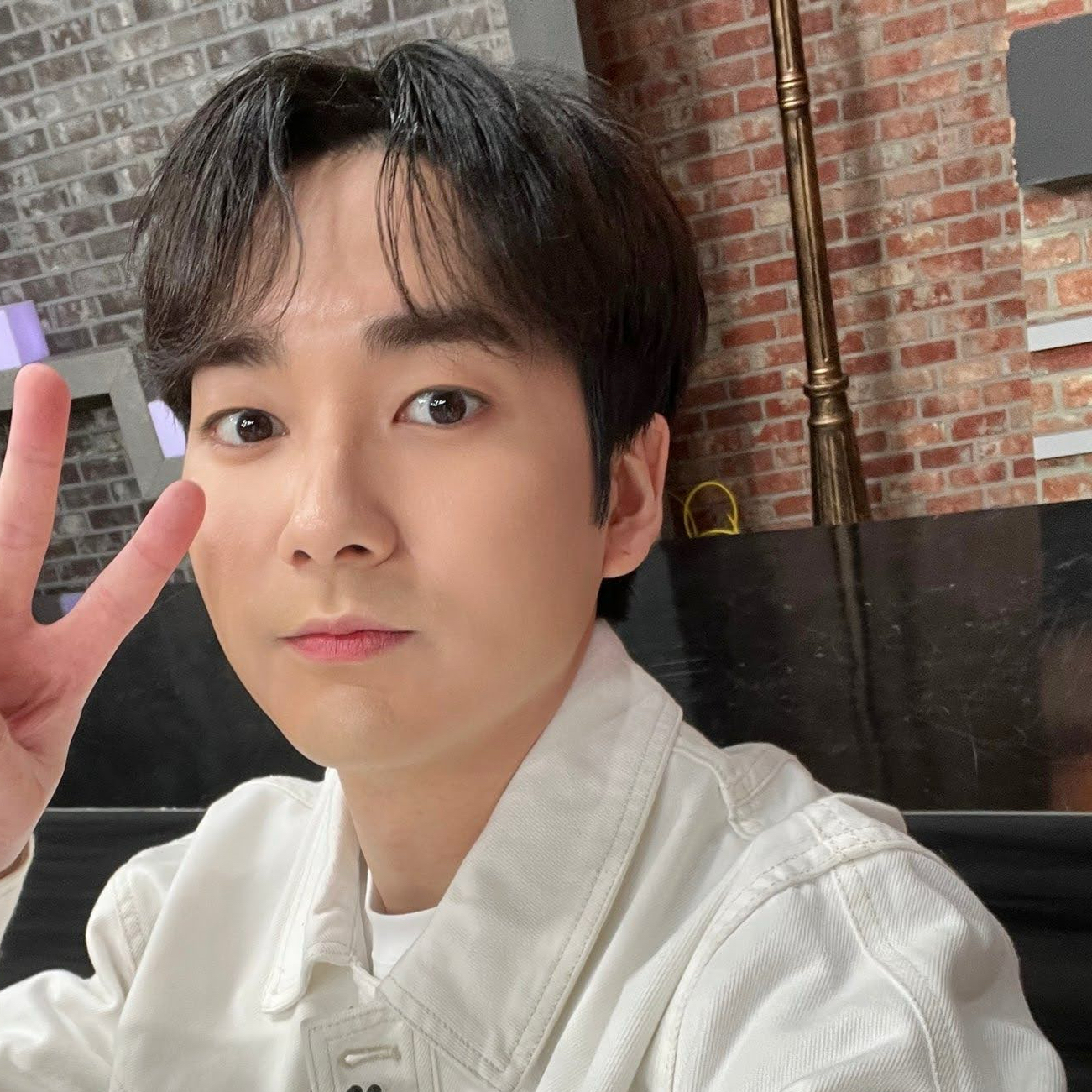 Behind-the-scenes cut of Aron