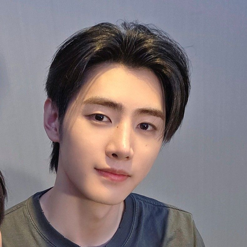 Foto aktivitas terbaru Sunghoon (ENHYPEN)
