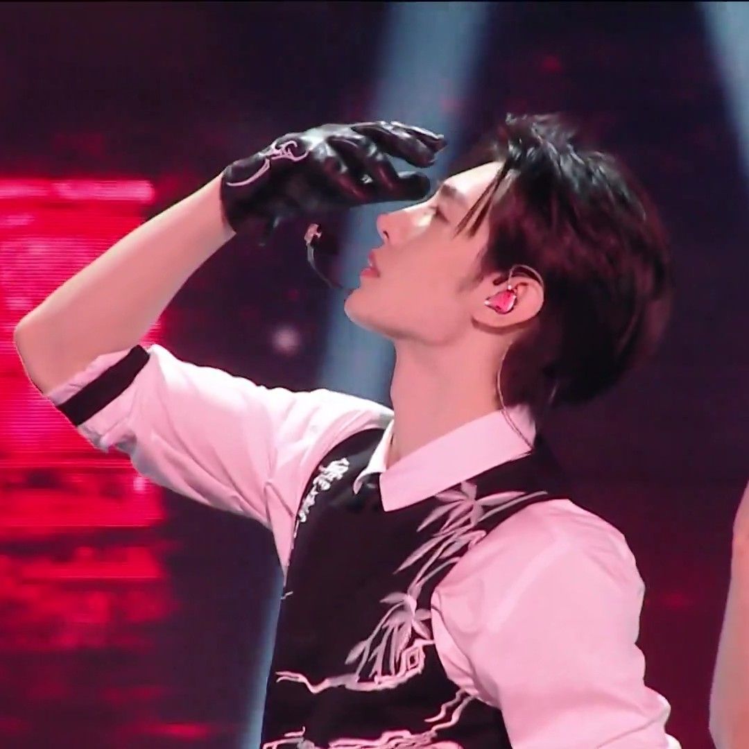 A moment captured by Sunghoon (ENHYPEN)'s fan