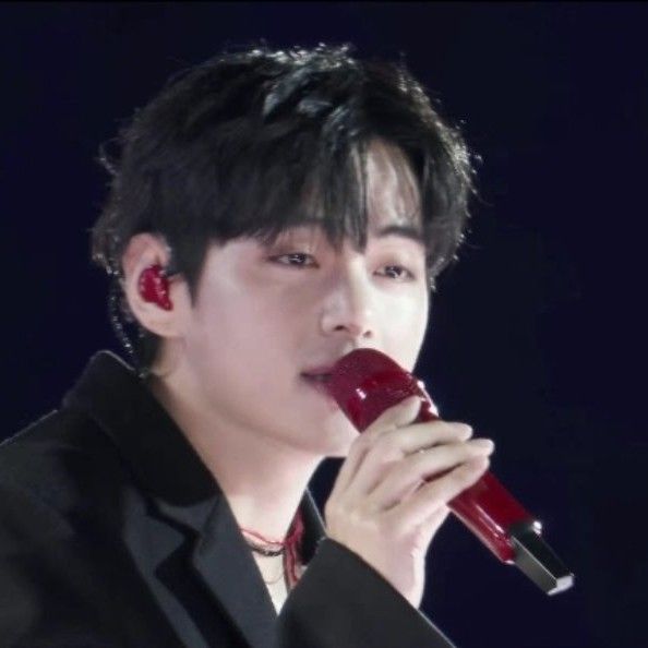 V (防彈少年團)的最新活動照片