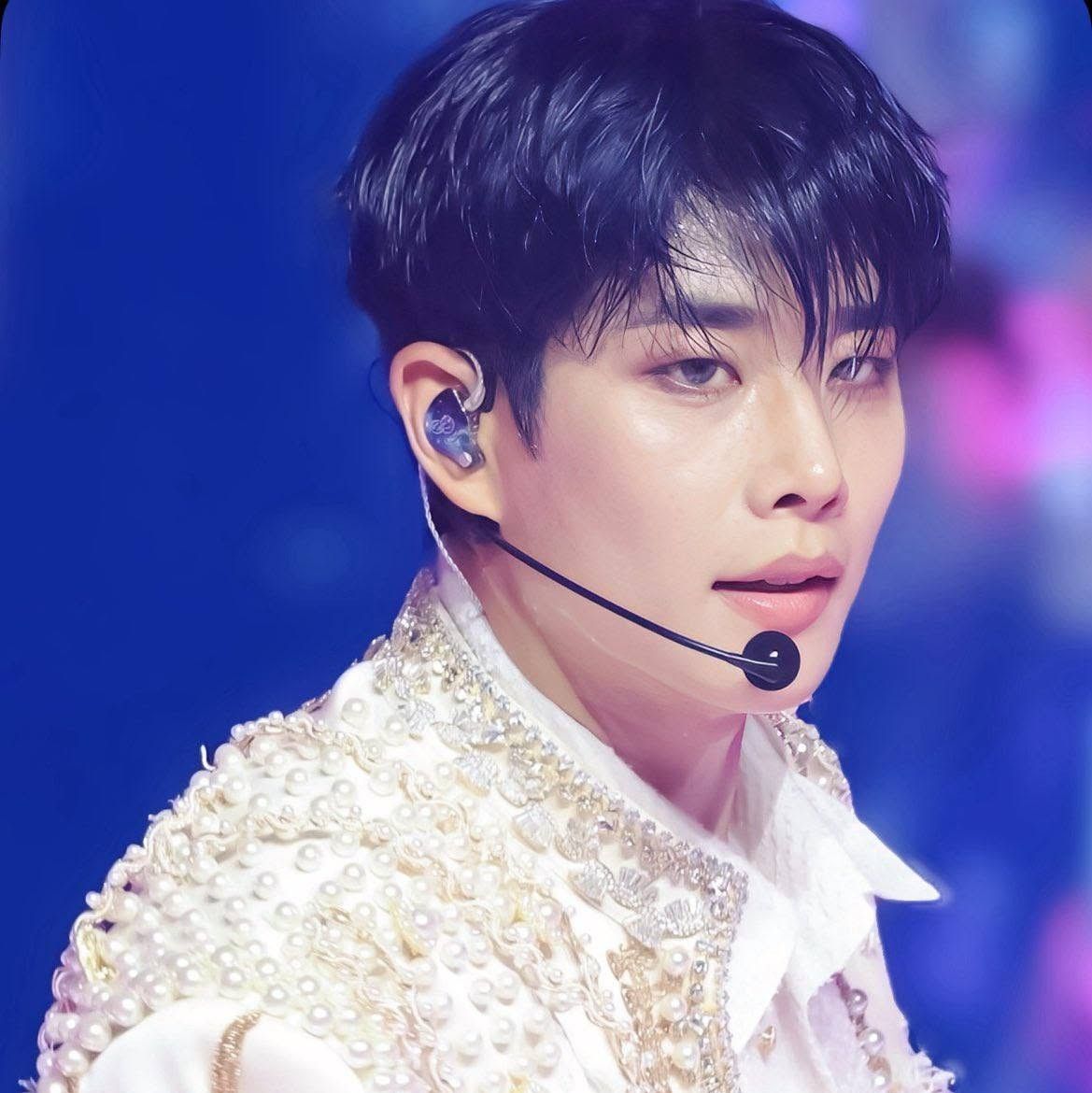 A moment captured by MJ (ASTRO)'s fan