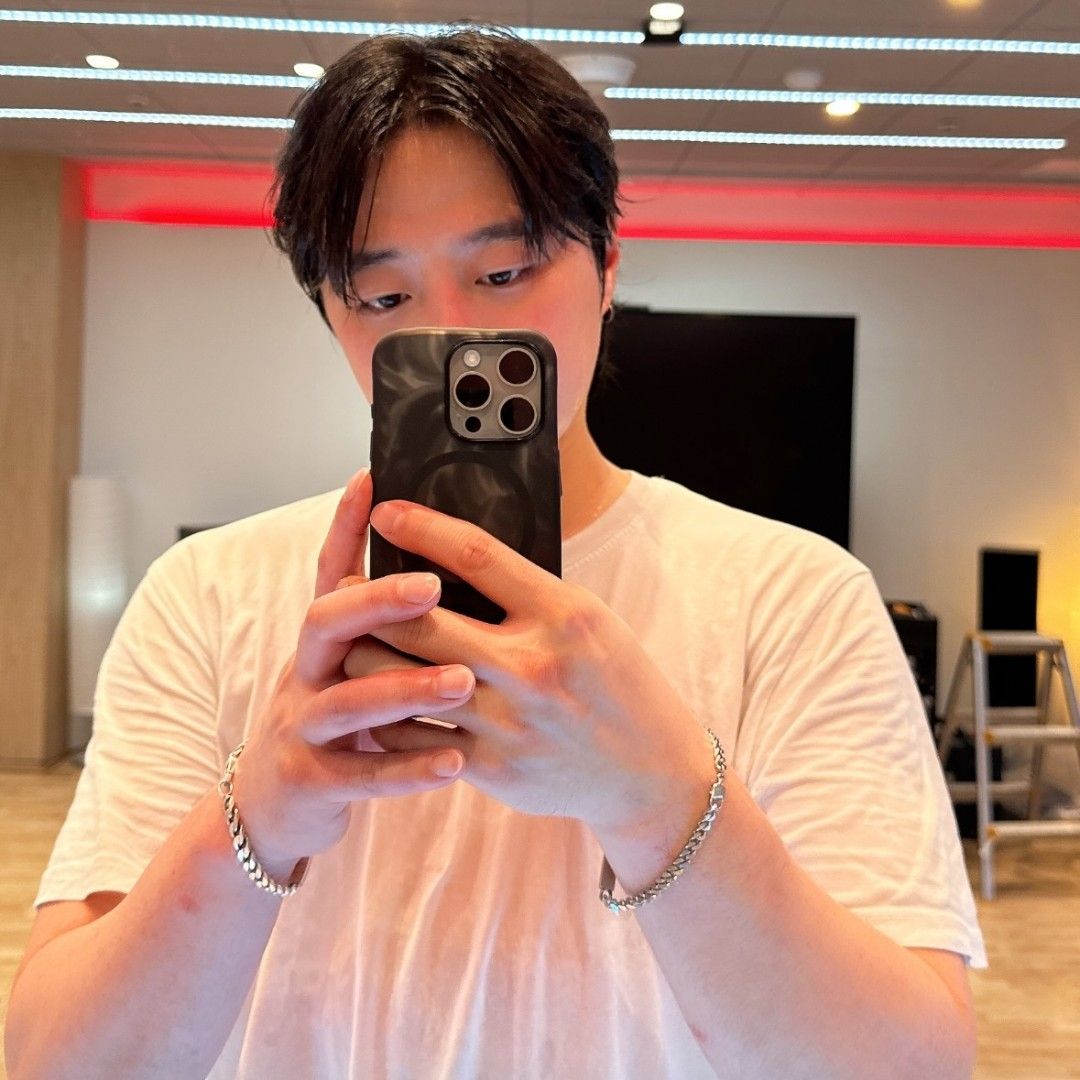Behind-the-scenes cut of Uijin
