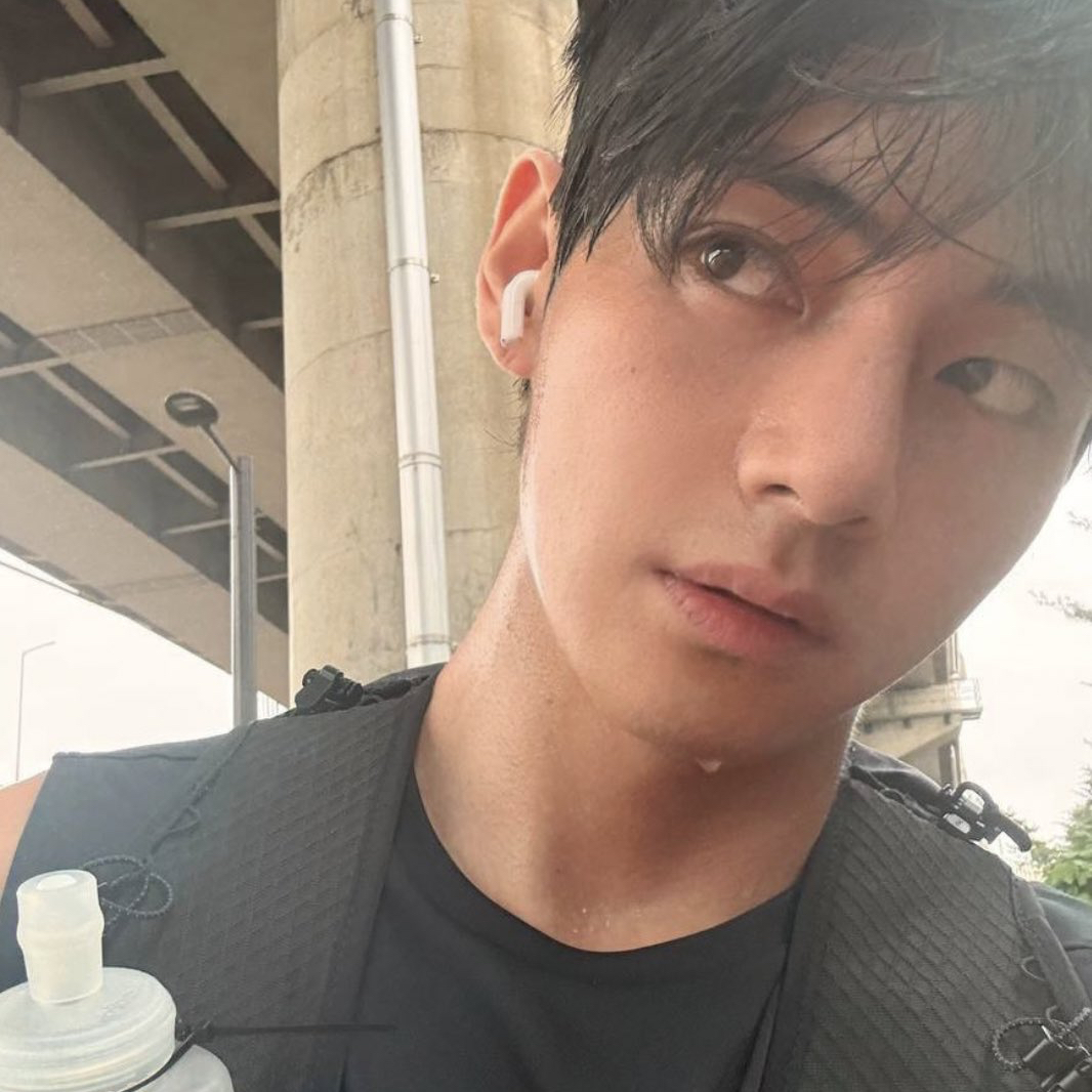 뷔 (방탄소년단)의 최신 사진