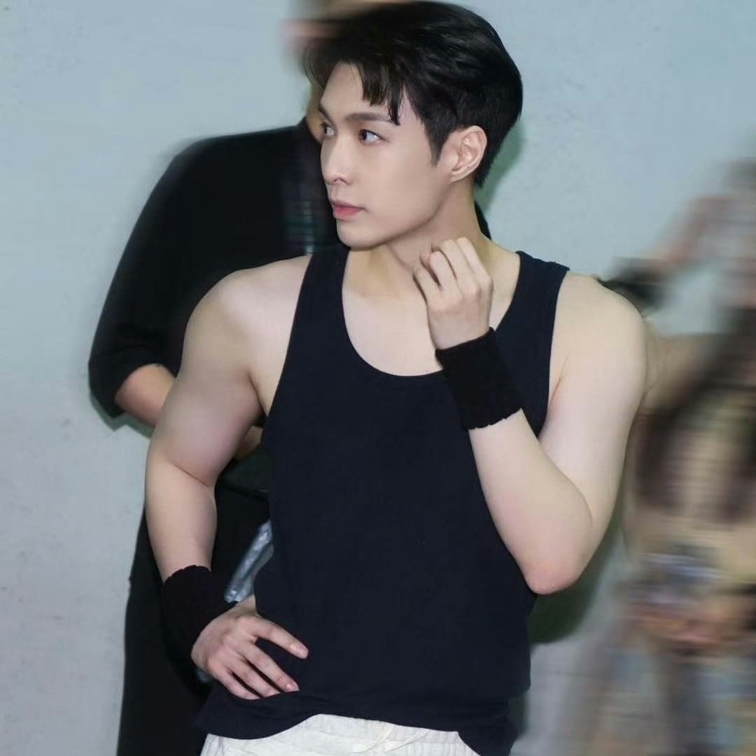 A moment captured by Lay (EXO)'s fan