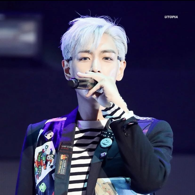 A moment captured by T.O.P's fan