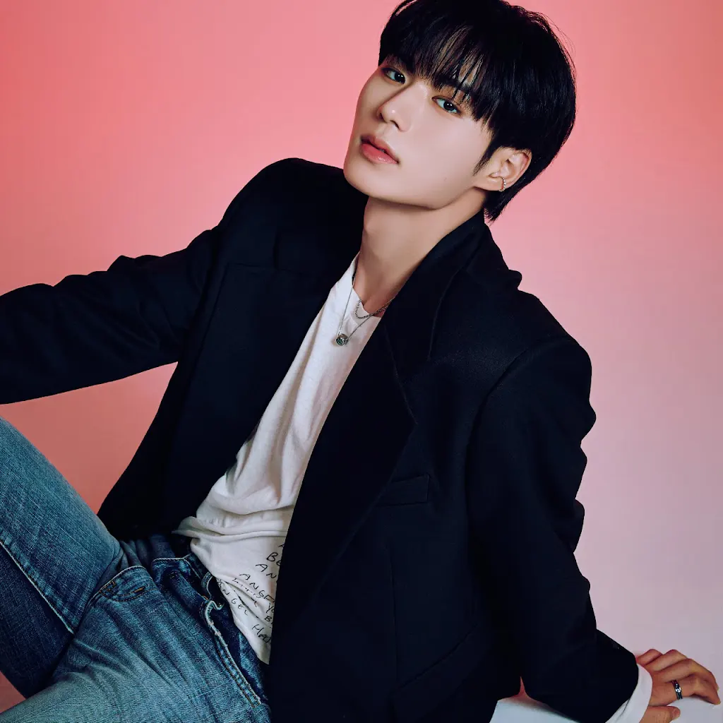 Behind-the-scenes cut of Kim Junseo (ALPHA DRIVE ONE)