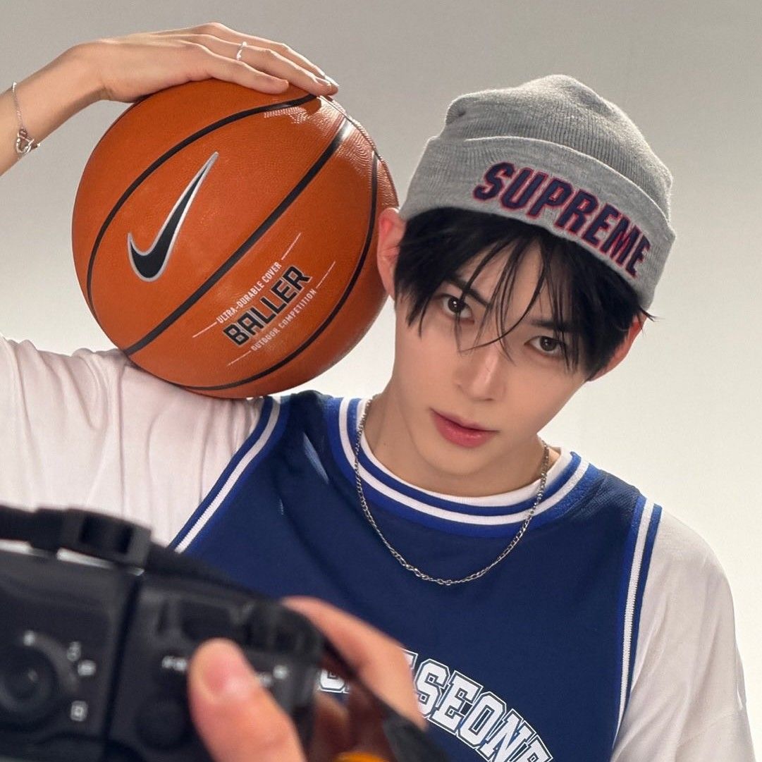 Behind-the-scenes cut of Sung Hanbin (ZEROBASEONE)