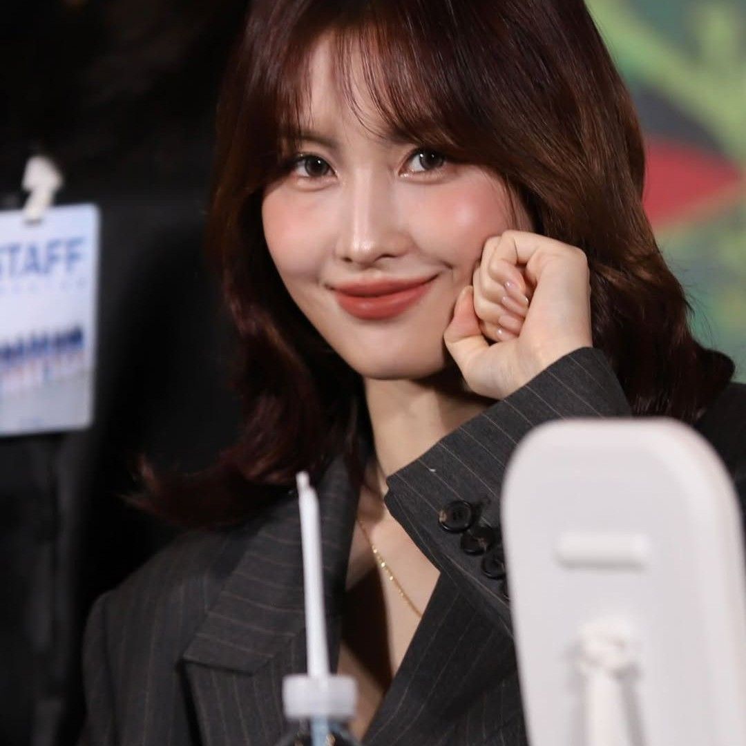 Behind-the-scenes cut of Momo (TWICE)