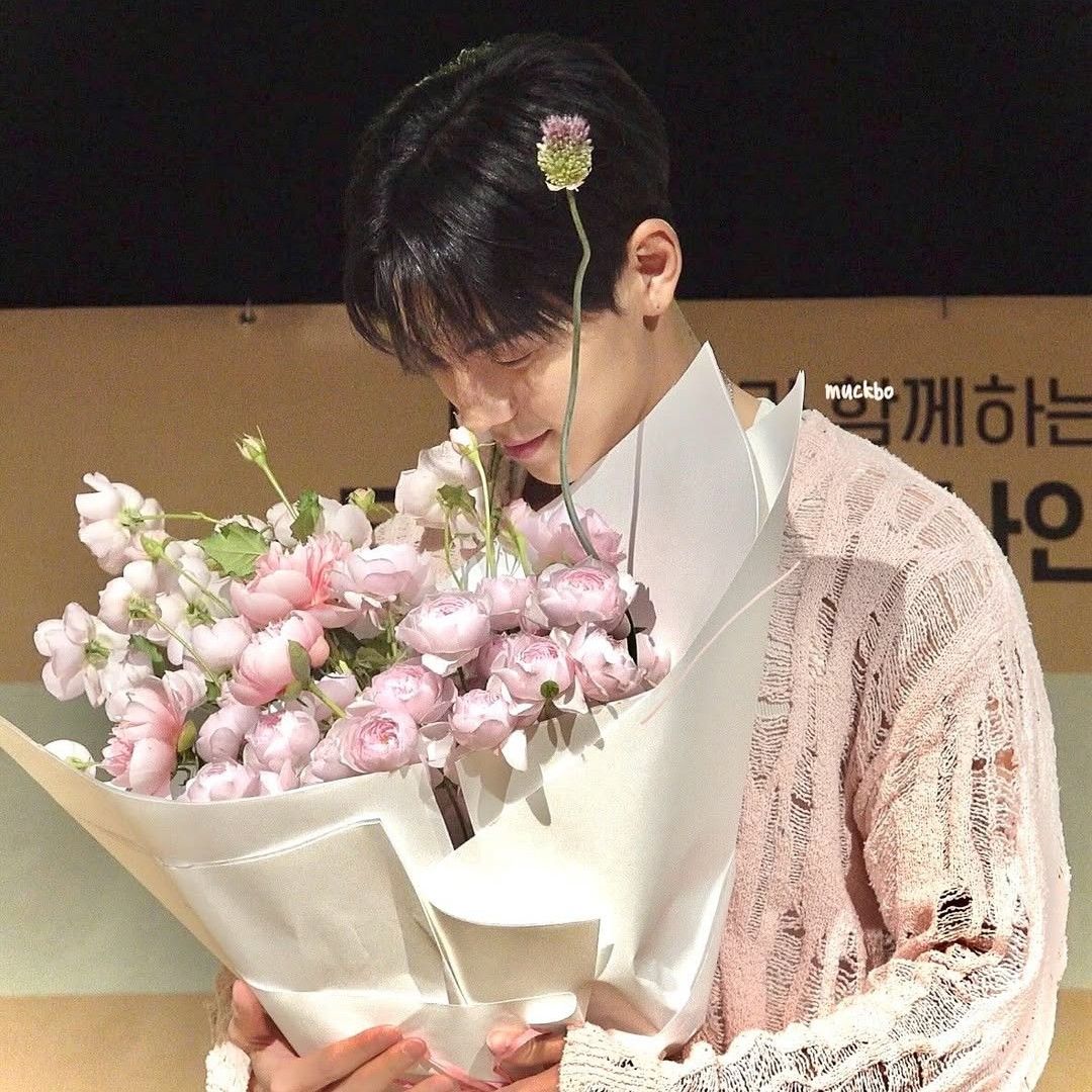 Behind-the-scenes cut of Shownu (MONSTA X)
