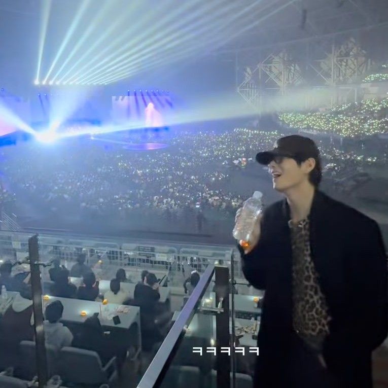 V (BTS)の舞台裏ショット