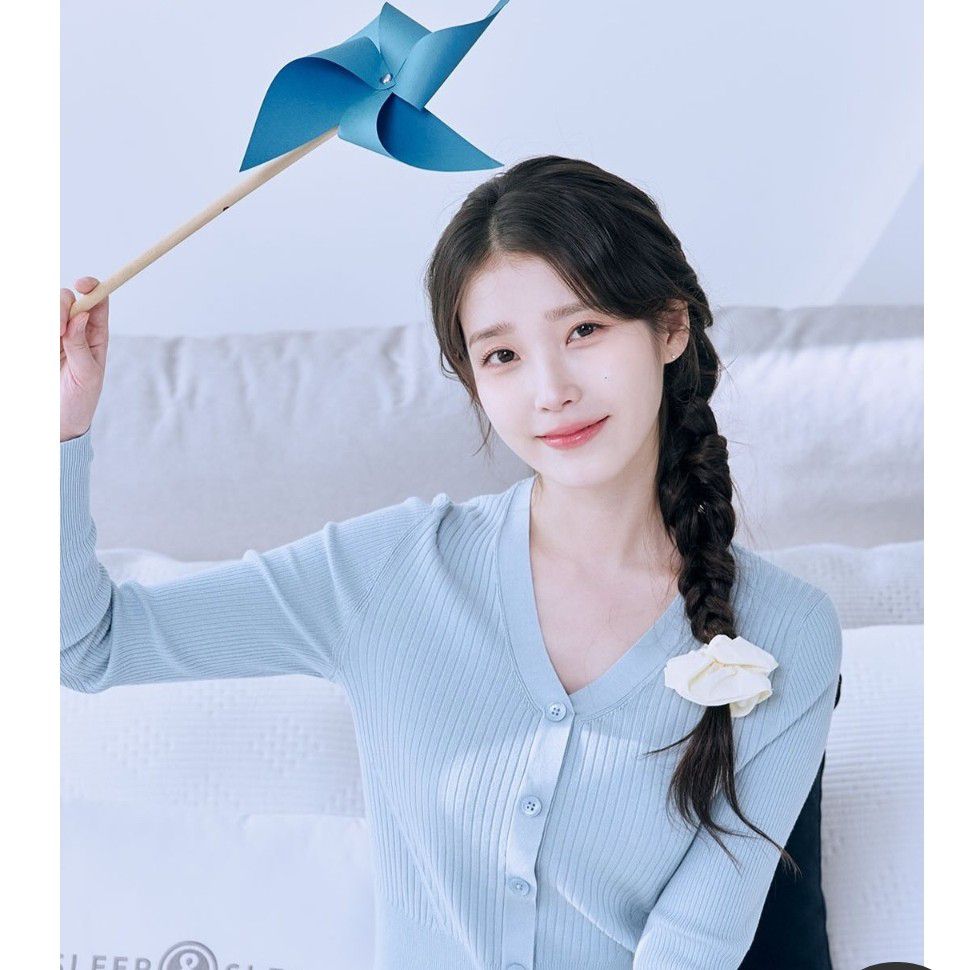 Behind-the-scenes cut of IU