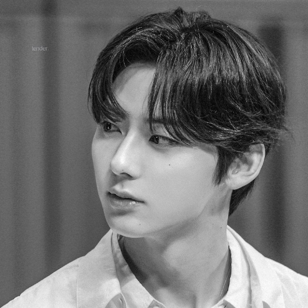 A moment captured by Hwang Minhyun's fan