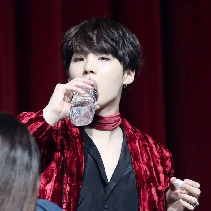 SUGA (防弹少年团)的最新照片