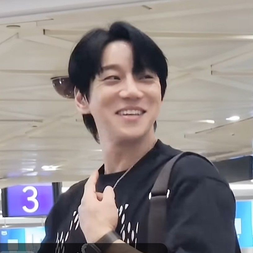 Recent activity shot of Hwang Chiyeol