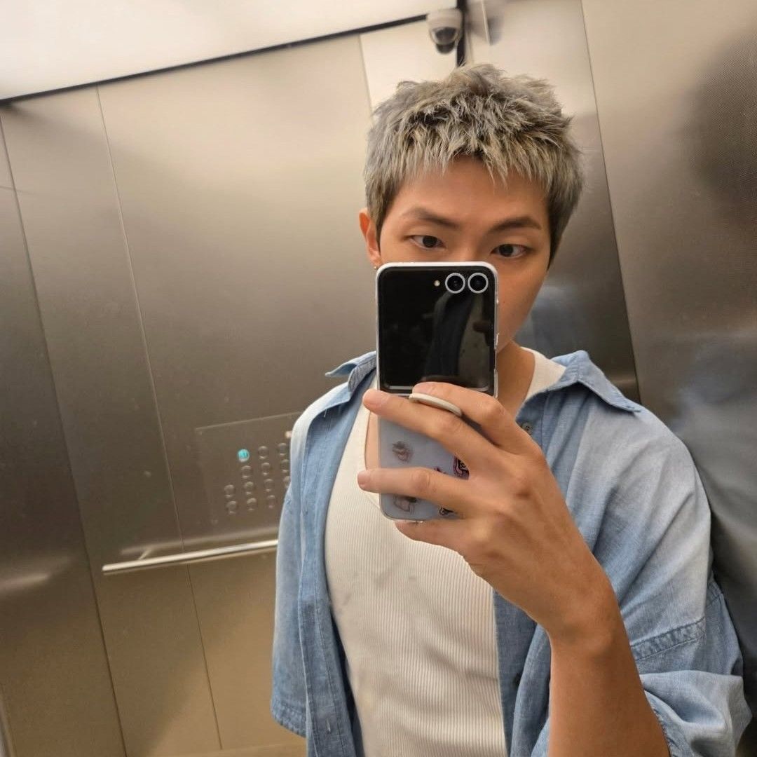 Foto aktivitas terbaru RM (BTS)