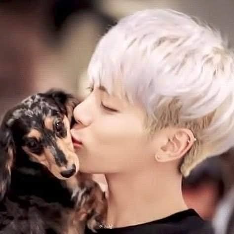 A moment captured by Jonghyun (SHINee)'s fan
