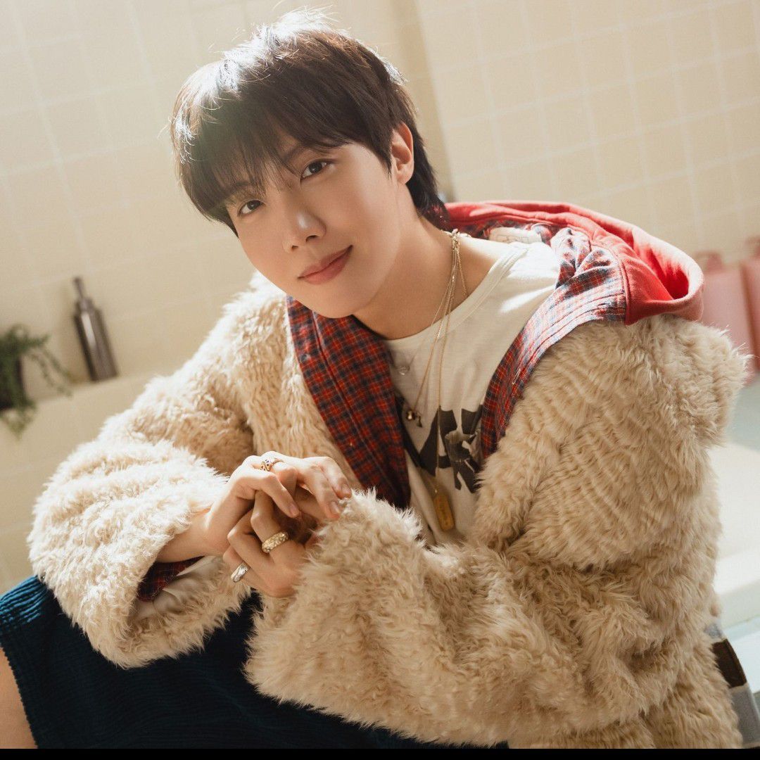 Foto terbaru j-hope (BTS)