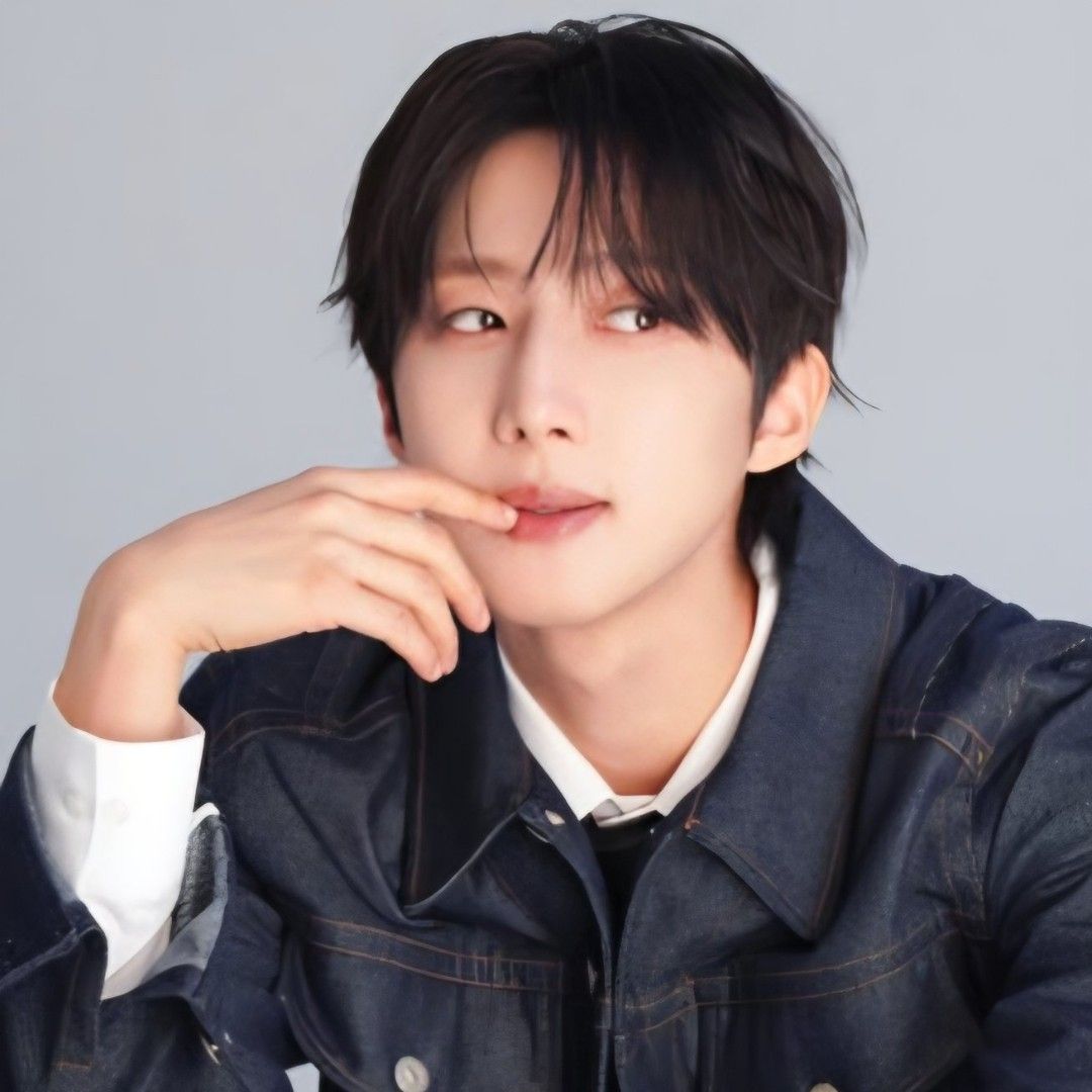 A moment captured by Hui (PENTAGON)'s fan