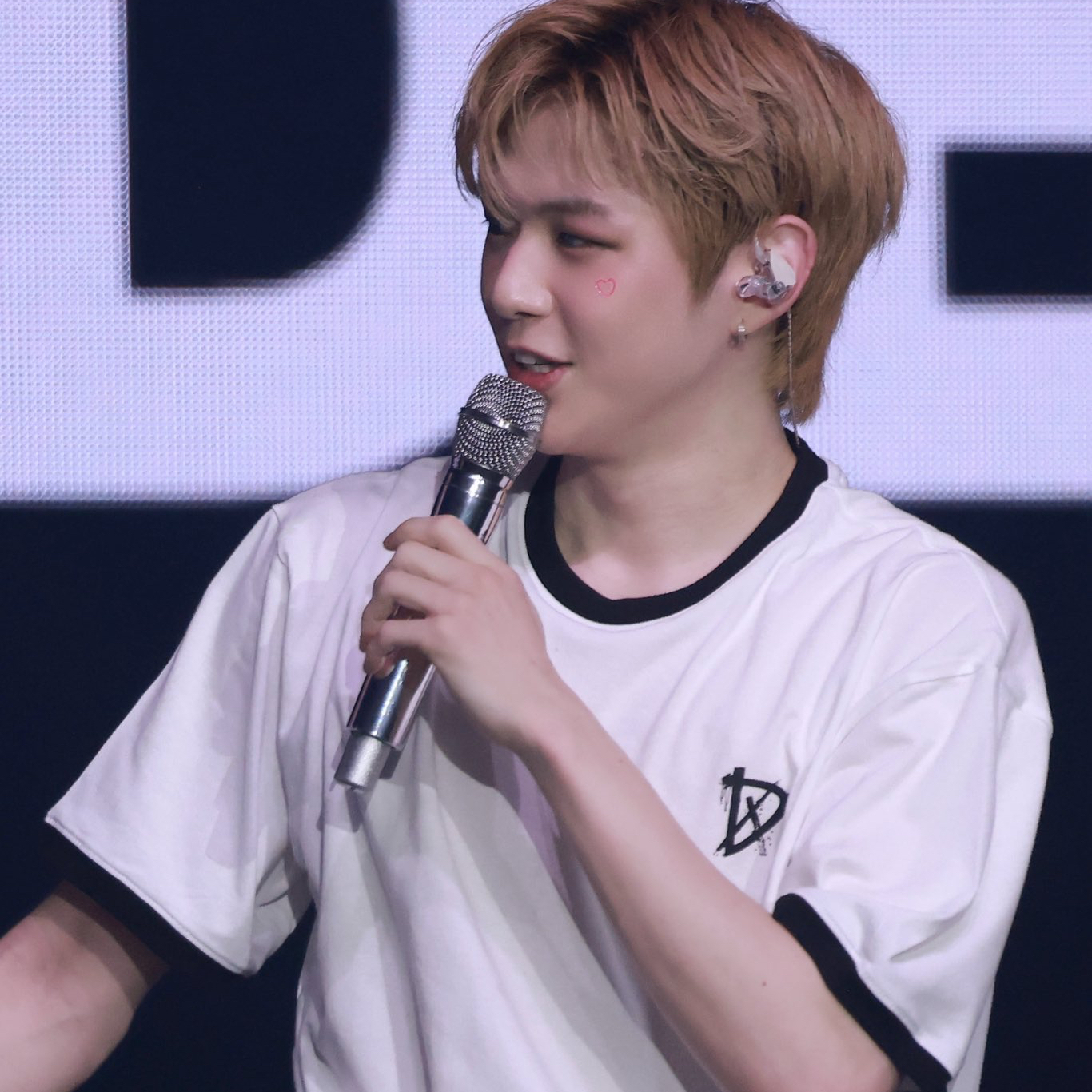 A moment captured by Kang Daniel's fan