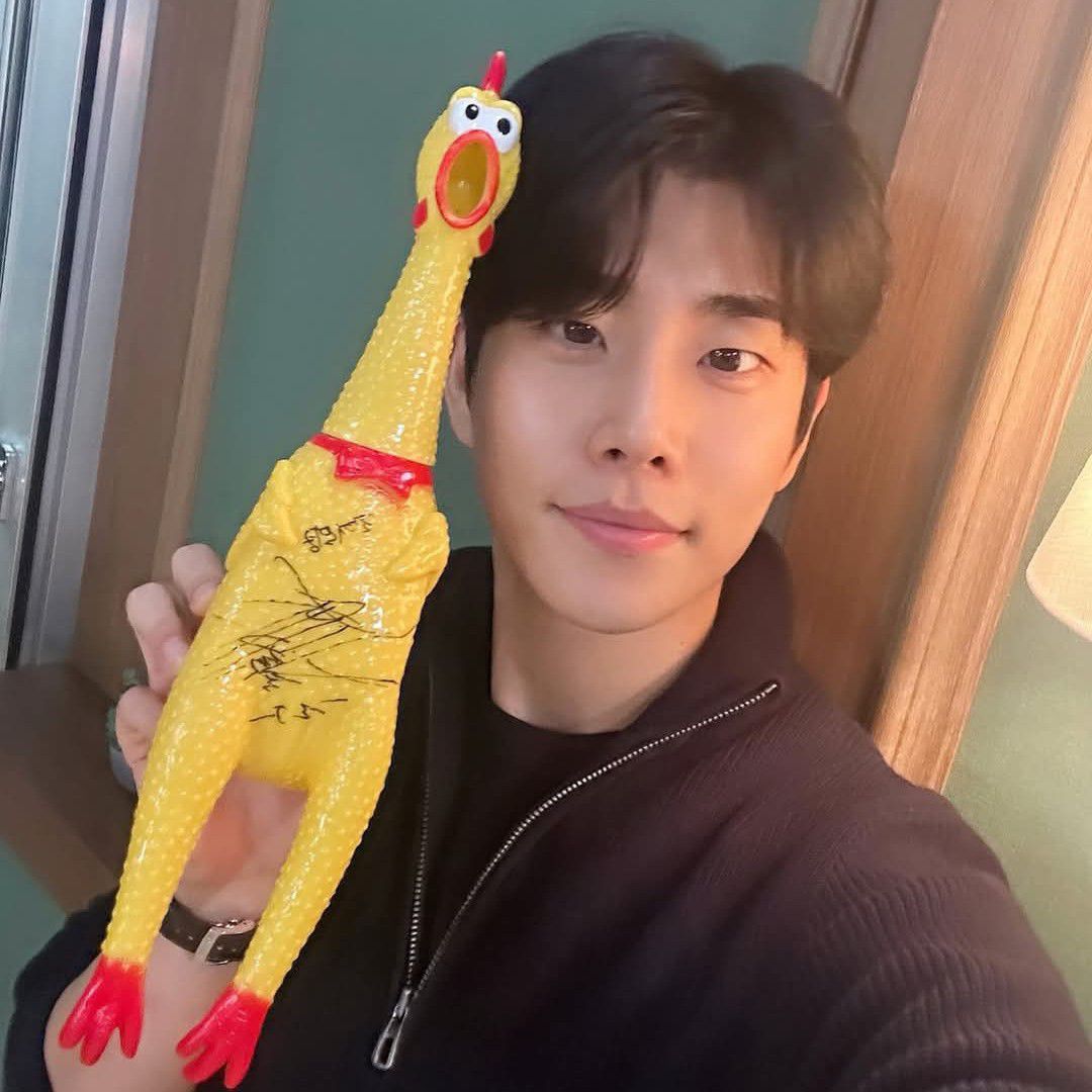 A moment captured by MJ (ASTRO)'s fan