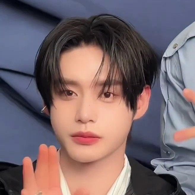 Behind-the-scenes cut of Kim Jiwoong (ZEROBASEONE)