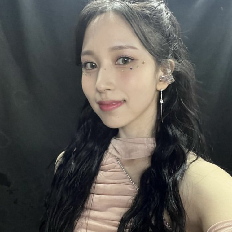Behind-the-scenes cut of Mina (TWICE)