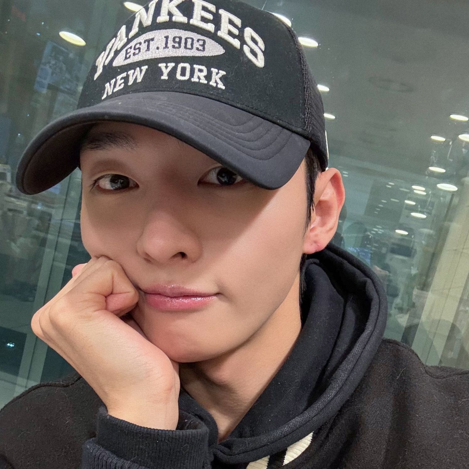 Behind-the-scenes cut of Yoon Jisung