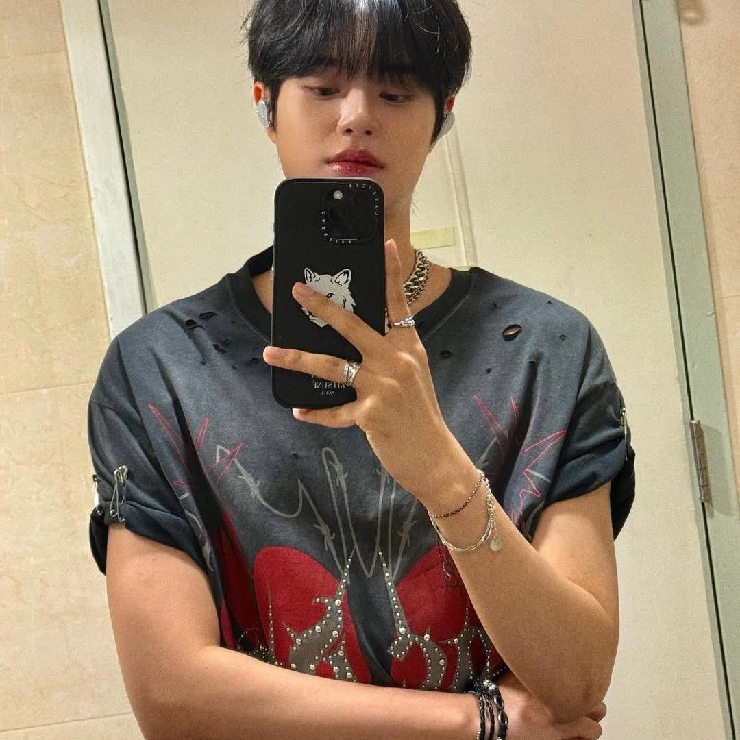 A moment captured by Lee Daehwi (AB6IX)'s fan