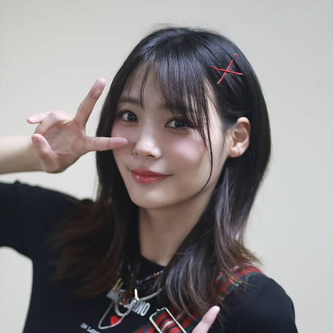 Recent activity shot of Siyeon (QWER)