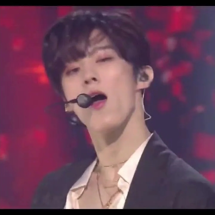 Behind-the-scenes cut of Kim Wooseok