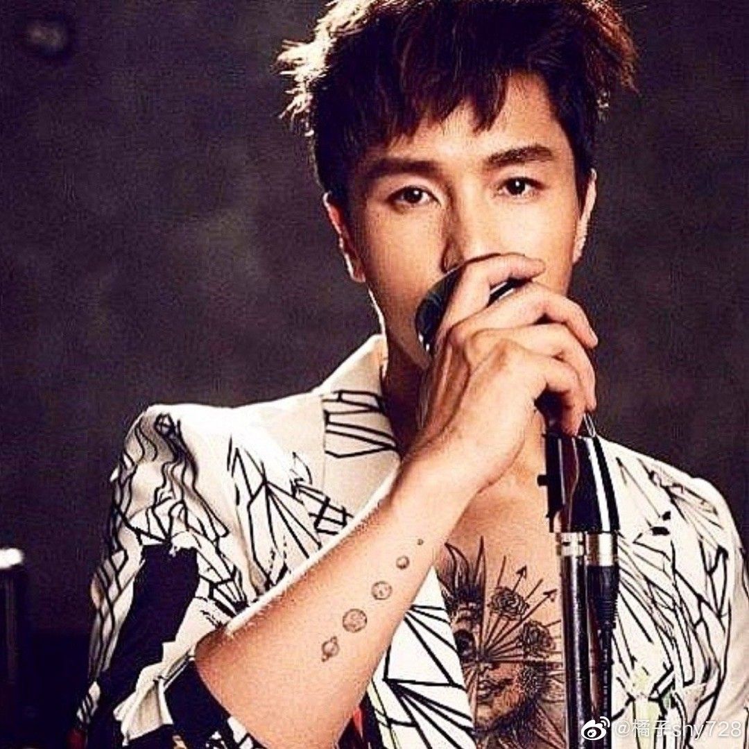 A moment captured by Kim Dongwan (SHINHWA)'s fan