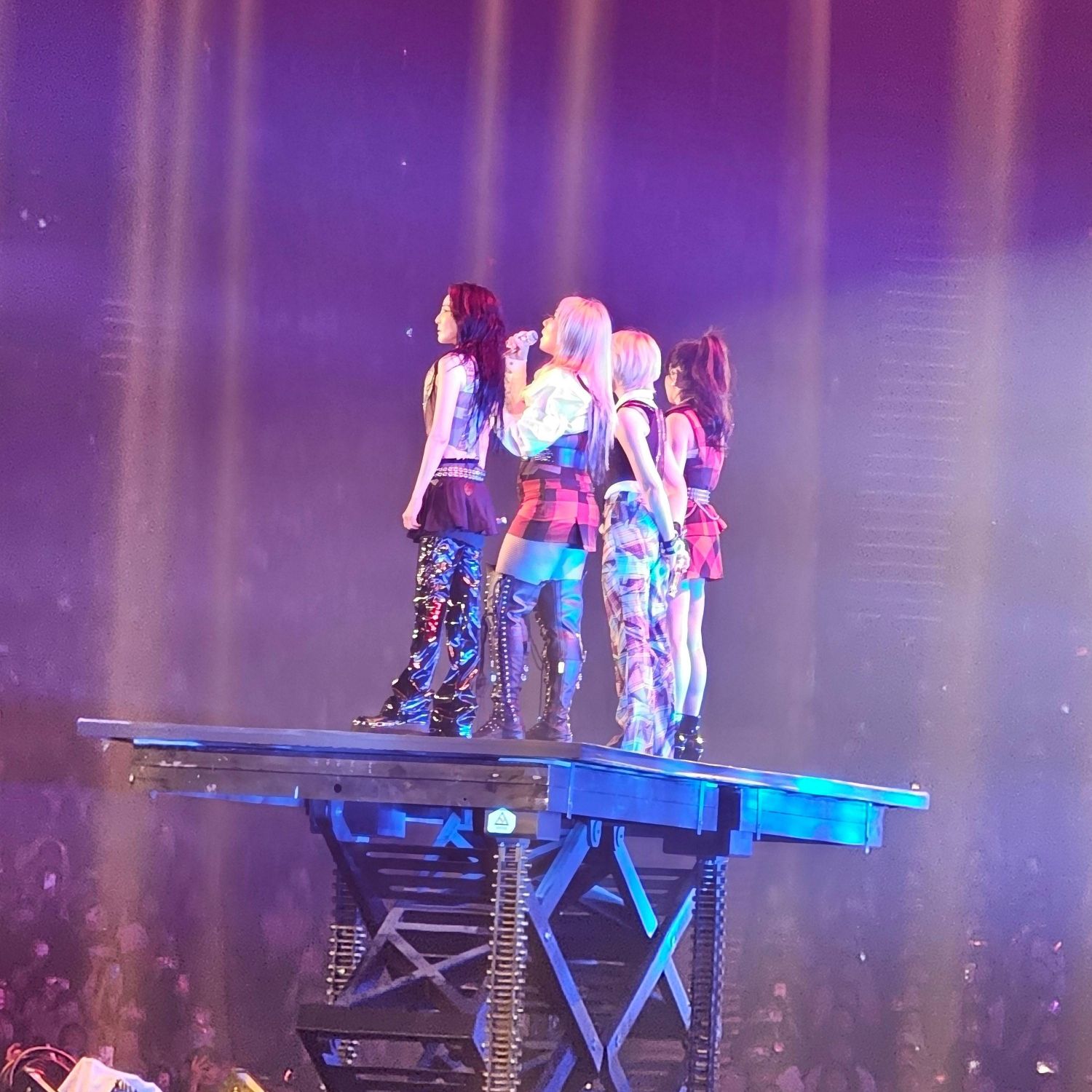 Behind-the-scenes cut of 2NE1