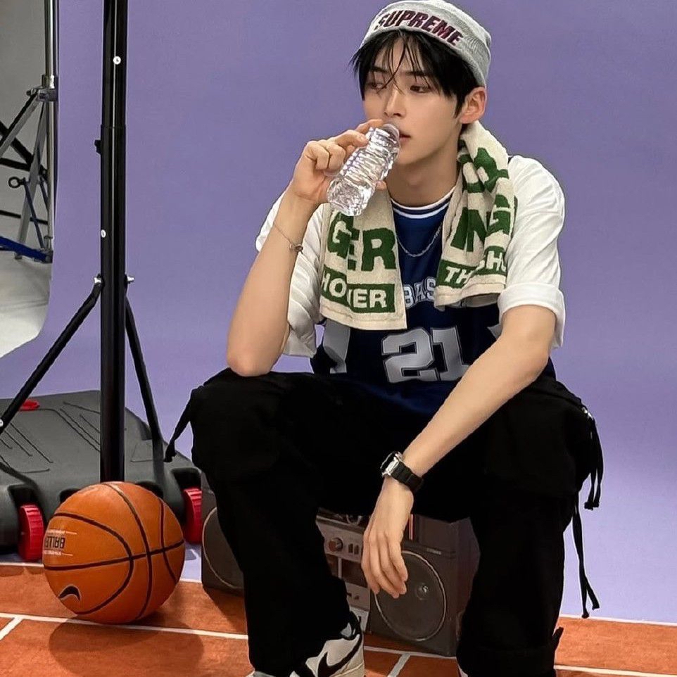 Latest photo of Sung Hanbin (ZEROBASEONE)
