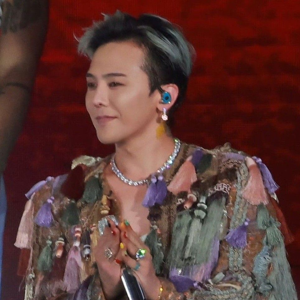 Foto aktivitas terbaru G-DRAGON (BIGBANG)