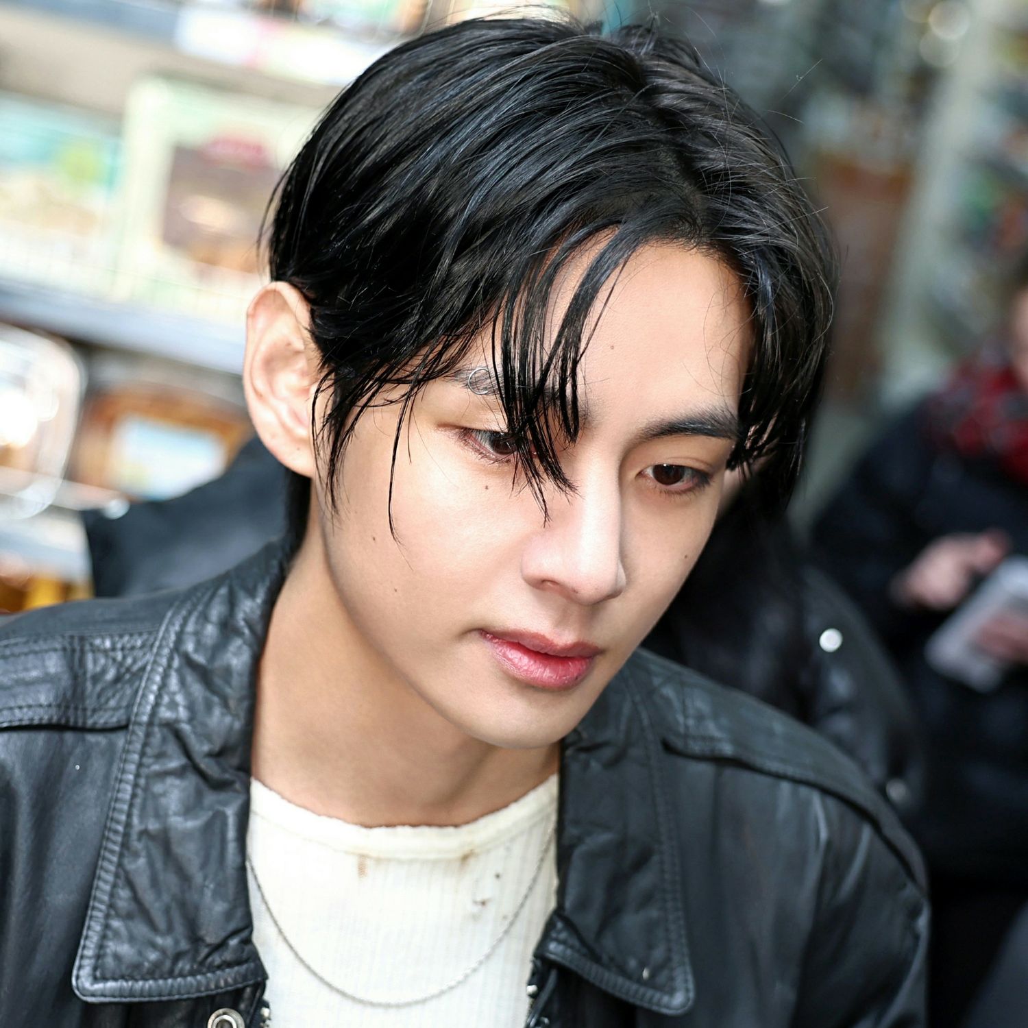 뷔 (방탄소년단)의 최신 사진