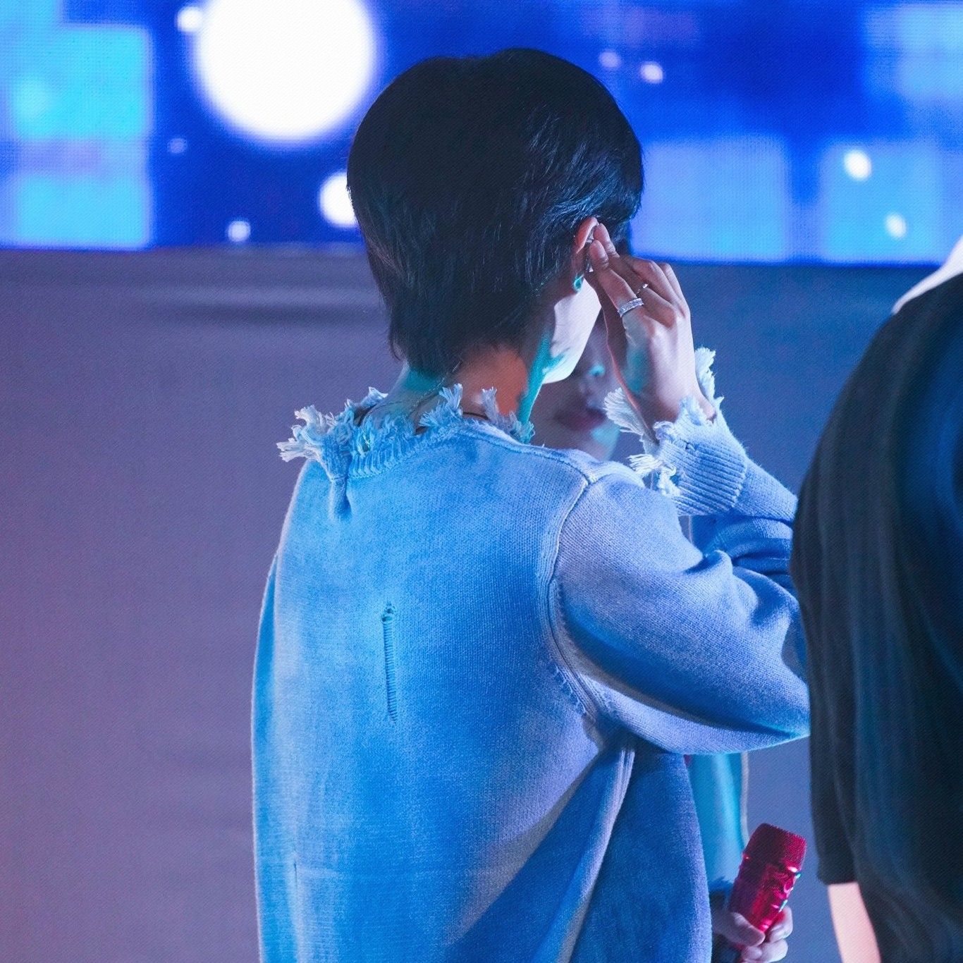 A moment captured by Lee Daehwi (AB6IX)'s fan