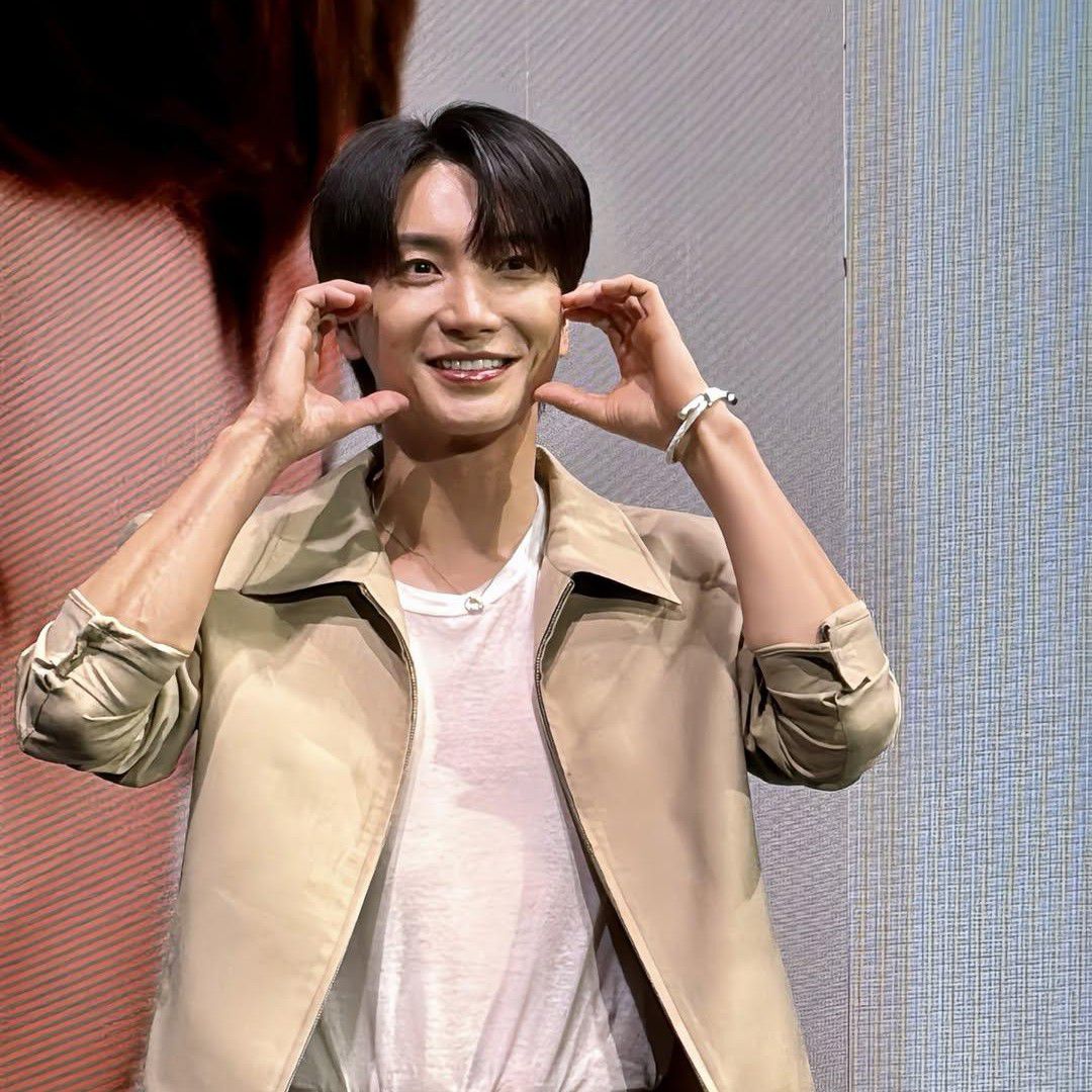 Behind-the-scenes cut of Leeteuk (Super Junior)