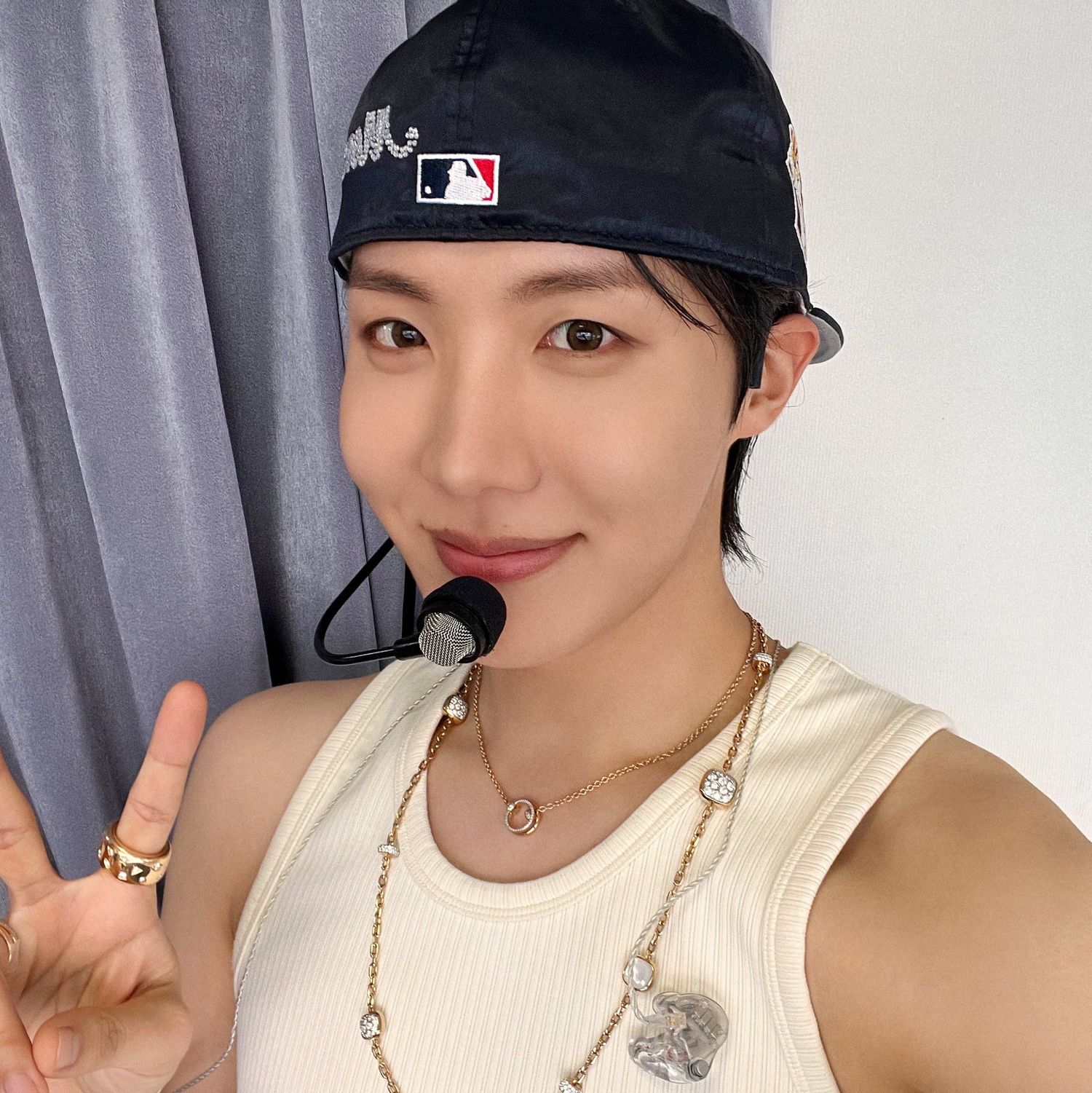 Foto terbaru j-hope (BTS)
