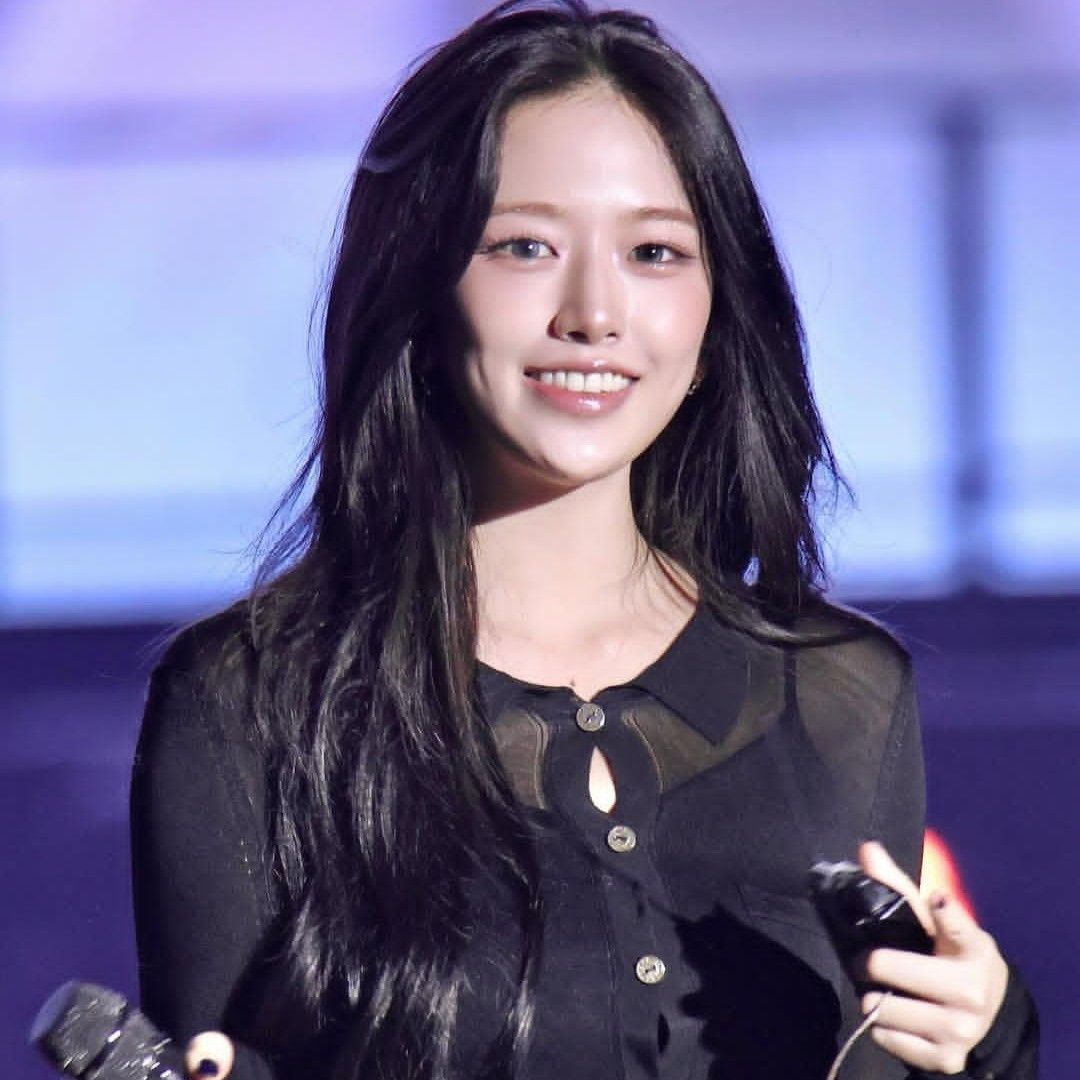 A moment captured by An Yujin (IVE)'s fan