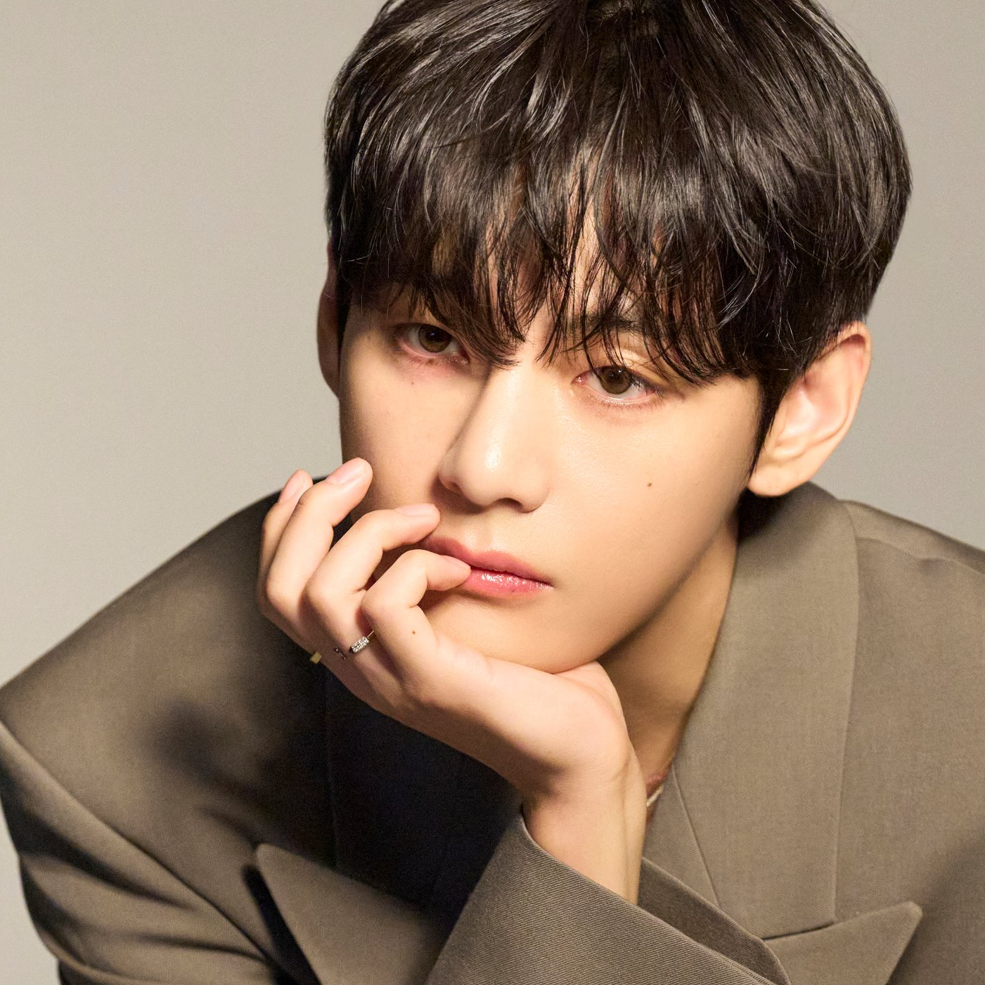 Behind-the-scenes cut of V (BTS)