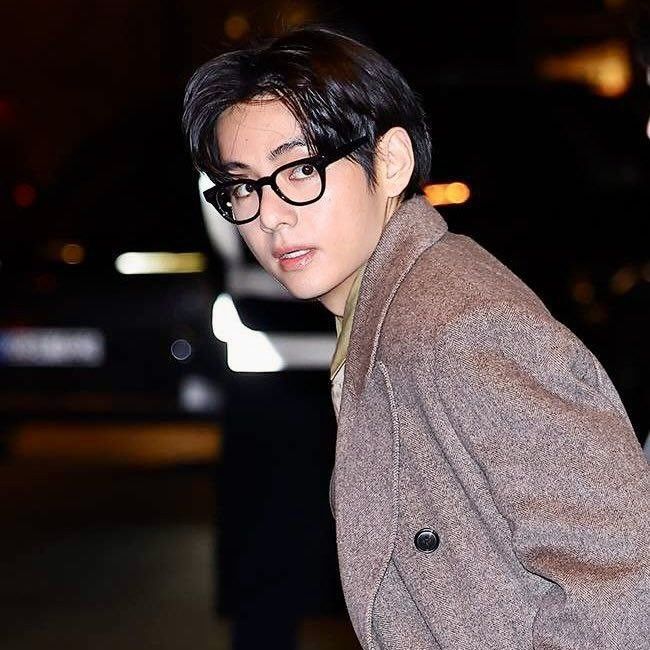 뷔 (방탄소년단)의 최신 사진