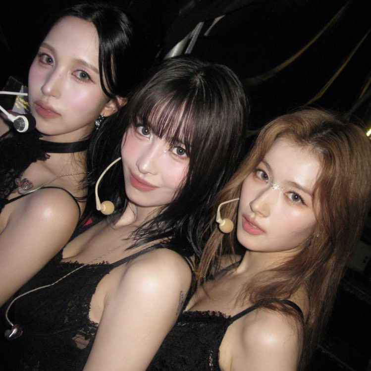 사나 (TWICE)의 최신 사진