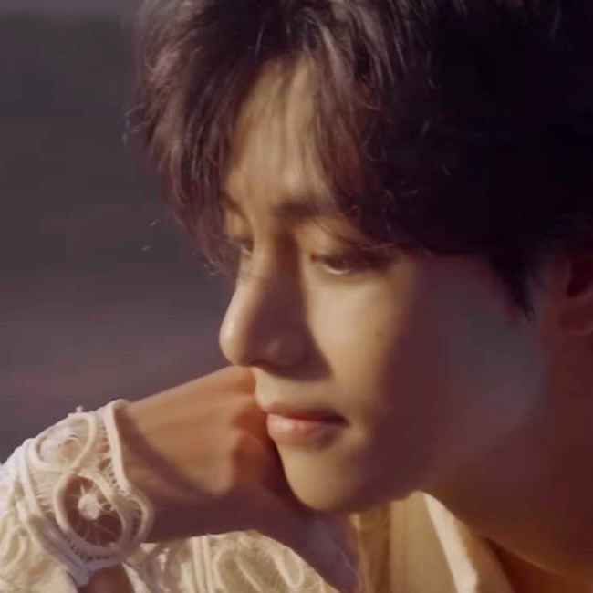 Behind-the-scenes cut of V (BTS)