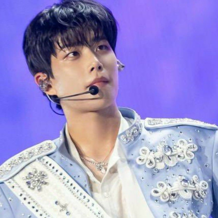 A moment captured by MJ (ASTRO)'s fan